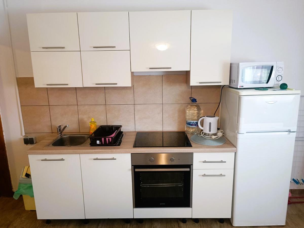 Apartments Babic 50 Meters From The Beach 비르 외부 사진