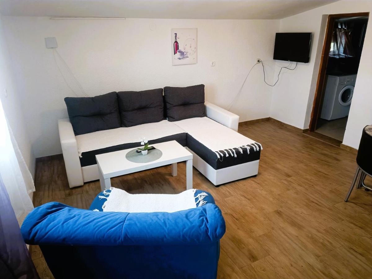 Apartments Babic 50 Meters From The Beach 비르 외부 사진